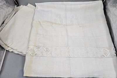 18 / CH C5 / Deux draps dont un monogrammé BB, en l'éta…
