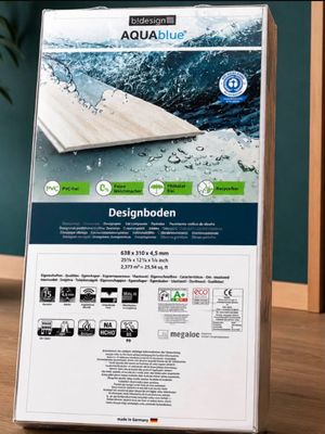 le carton d'un matelas est posé sur une table en bois