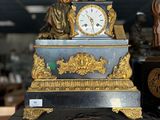 une horloge posée sur une table