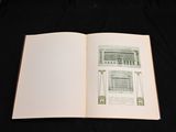 un livre ouvert sur lequel figure l'image d'un bâtiment
