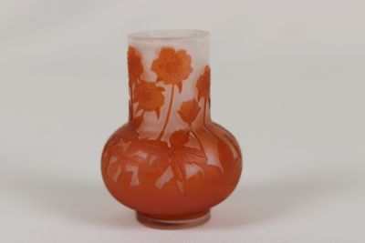 Établissements GALLE, petit vase pansu en verre dépoli multi…