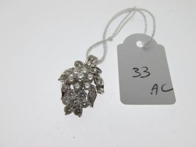 Gros plan sur un collier portant une étiquette