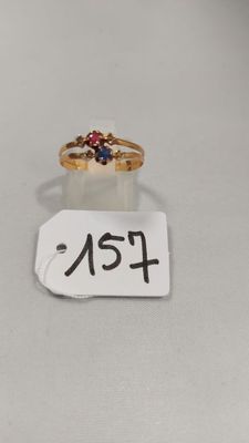 Gros plan sur une bague avec une étiquette de prix.