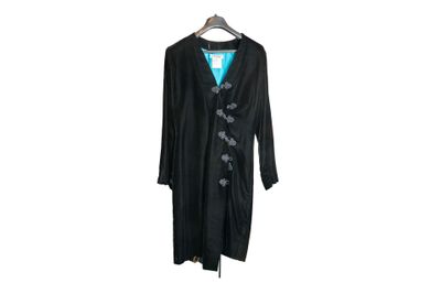 une photo d'une robe noire pour femme suspendue à un cintre