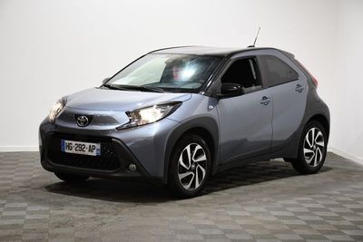 La Toyota C-HR est garée dans une pièce au sol à carreaux.