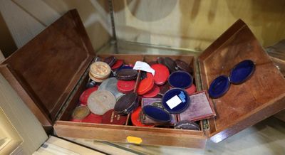 une boîte en bois remplie d'objets divers, posée sur une table