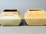 quatre vases alignés sur une table