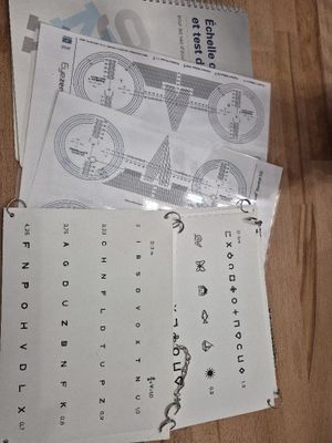 une pile de papiers posée sur une table sur laquelle se trouvent des ciseaux