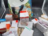 de nombreux cartons et colis à l'arrière d'un camion