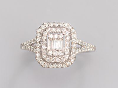 une bague en émeraude et diamant