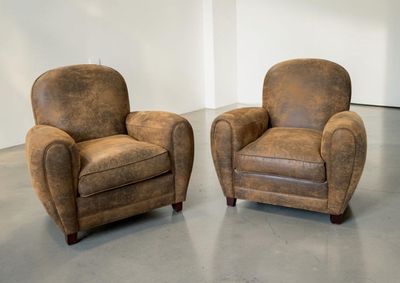Paire de fauteuils club en suédine.