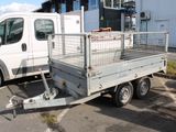 un camion équipé d'une cage à l'arrière, garé sur un parking