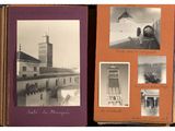 une vieille photo d'un livre contenant des illustrations de bâtiments et d'une tour horloge