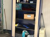 une photo d'un espace de rangement dans un garage