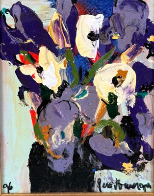 tableau représentant des fleurs violettes et blanches dans un vase posé sur une table