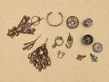 de nombreux types de boucles d'oreilles et de bagues posés sur la table