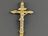 crucifix plaqué or représentant une croix sur fond noir