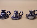 trois tasses et soucoupes bleues et blanches posées sur une table