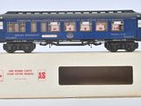 un wagon bleu posé sur une caisse