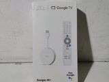 emballage d'une télécommande Google TV surmontée d'une boîte blanche
