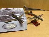 deux maquettes d'avion posées l'une à côté de l'autre sur une table