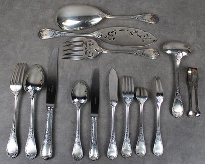 beaucoup de cuillères et de fourchettes en argent sur la table