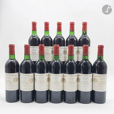 six bouteilles de vin sont alignées sur une surface blanche