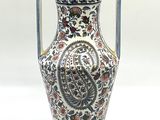 un vase posé sur une surface blanche