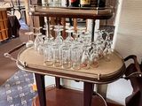 un chariot à apéritif sur lequel sont posés des verres à vin