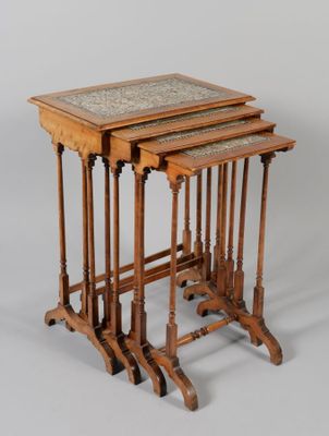 trois tables gigognes avec des plateaux en marbre, posées sur des pieds, sur fond blanc