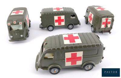 quatre véhicules militaires miniatures portant des insignes en forme de croix rouge sur un fond blanc