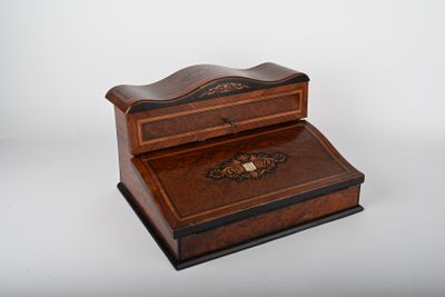 Ecritoire en marqueterie à décor de dragons tenant un blason… - Photo 1