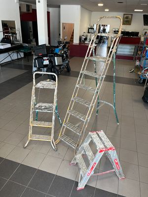 many ladders that are sitting in the middle of a room
