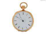 une montre de poche en or avec des chiffres romains sur le cadran