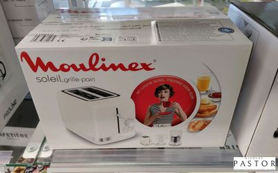 une boîte sur laquelle figure l'image d'une femme tenant un grille-pain