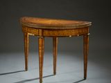 une table de forme ovale, à deux pieds, avec un plateau en bois