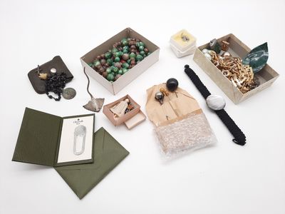 de nombreux objets posés ensemble sur la table