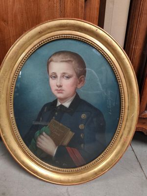 portrait d'un jeune garçon en uniforme militaire tenant un livre