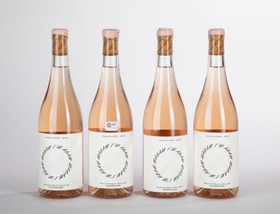 trois bouteilles de vin rosé posées les unes à côté des autres sur une table