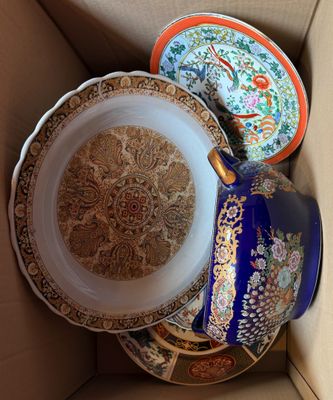 plusieurs assiettes et bols rangés ensemble dans une boîte