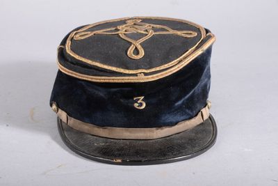 un chapeau noir orné d'un motif doré