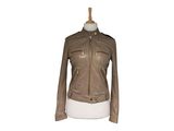 une veste en cuir pour femme sur un mannequin, un mannequin, un mannequin, un mannequin, un mannequin, un mannequin, un mannequin, un mannequin