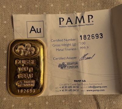 un morceau d'or posé sur une feuille de papier
