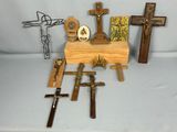 de nombreuses croix en bois et une horloge posée sur une table
