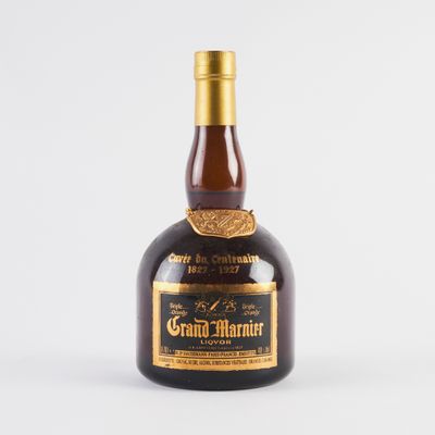 un gros plan d'une bouteille de Grand Marnier sur fond blanc