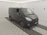 La camionnette est garée dans le garage, sur le sol à damier.