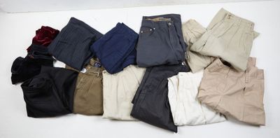 plusieurs paires de pantalons pour homme disposées sur une surface blanche