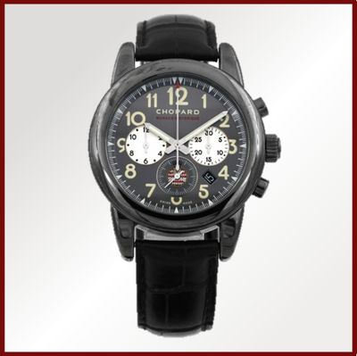 gros plan d'une montre-bracelet avec un cadran noir