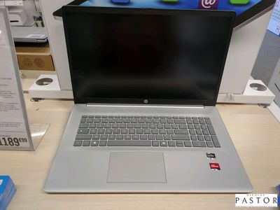 un ordinateur portable posé sur un bureau dans un magasin
