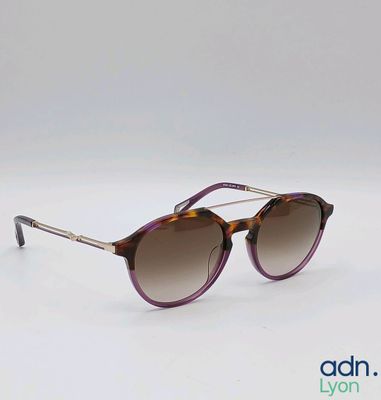 des lunettes de soleil violettes et dorées sur fond blanc, avec un fond blanc